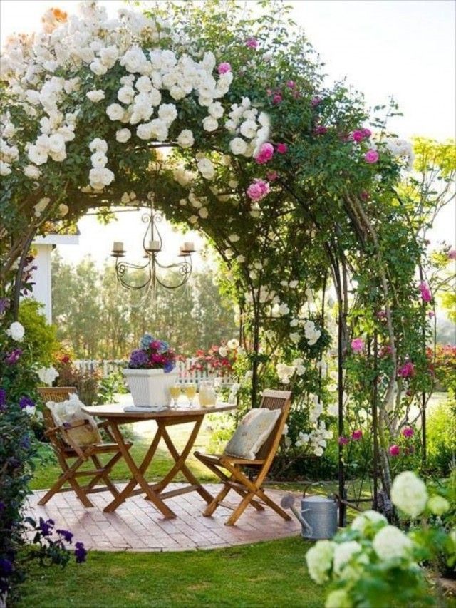 Обідній стіл під квітковою аркою