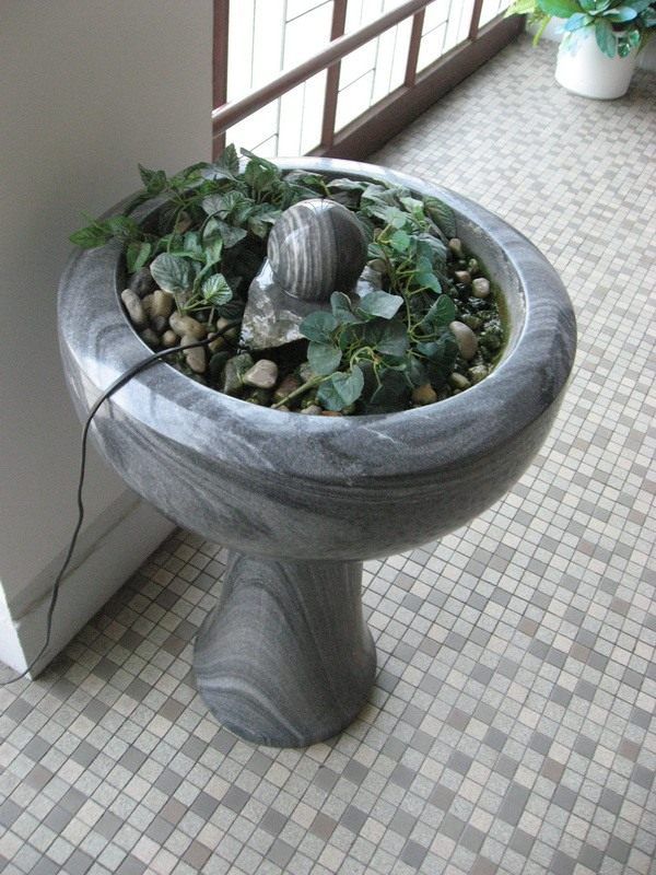Квітковий вазон з натурального каменю з фонтаном