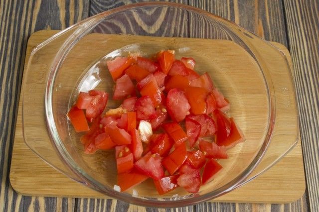 Додаємо до обсмаженою овочам і м'ясу очищені помідори