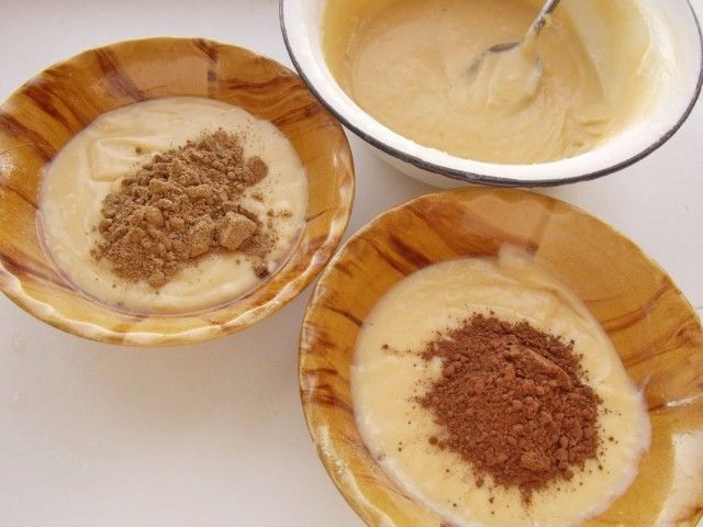 Поділяємо тісто на три порції і додаємо в одну порцію какао порошок, в іншу горіхову борошно