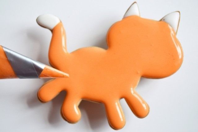 Через 10 хвилин зафарбовує кота помаранчевої цукровою глазур'ю