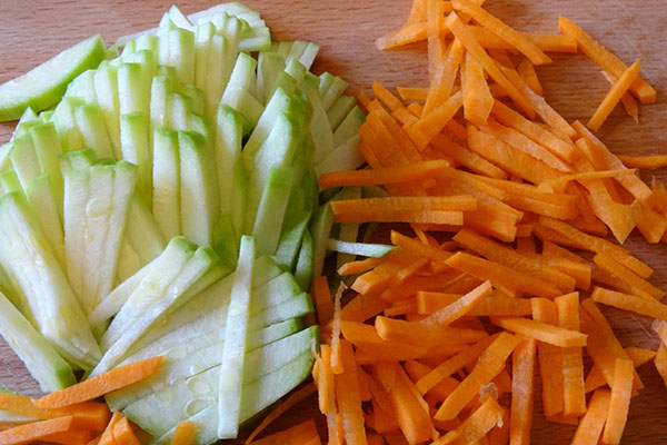 дрібно нарізати кабачок і моркву