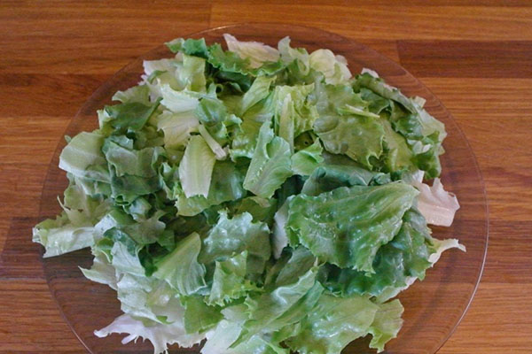 викласти в салатницю листовий салат