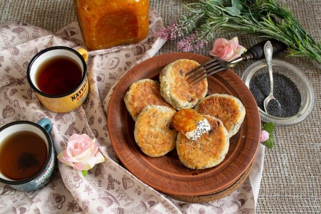 Сирники з маком і родзинками готові! Подаємо зі сметаною і джемом