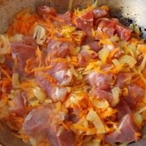 Обсмажити м'ясо з цибулею і морквою