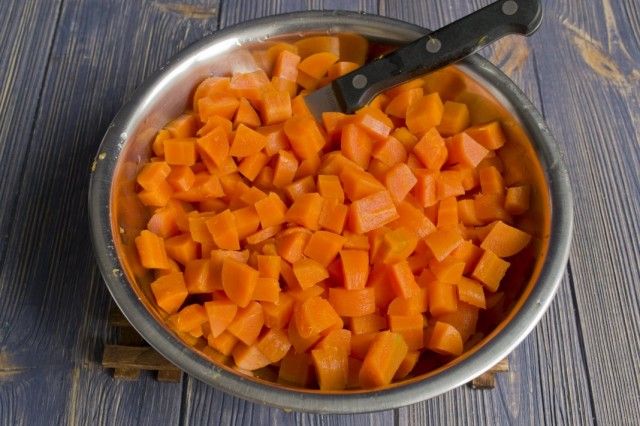 Нарізаємо моркву кубиками