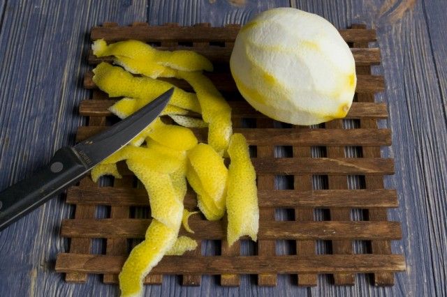 Нарізаємо лимонну цедру соломкою