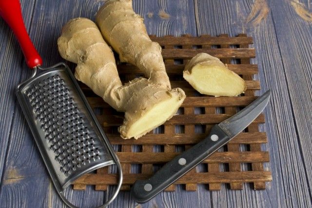 Натираємо корінь імбиру