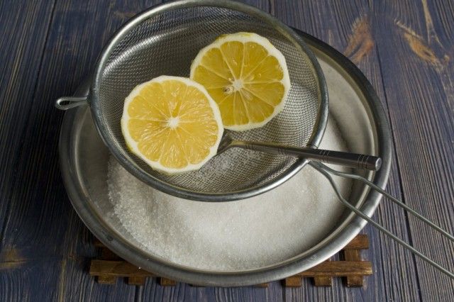 В цукор вичавлюємо сік лимона