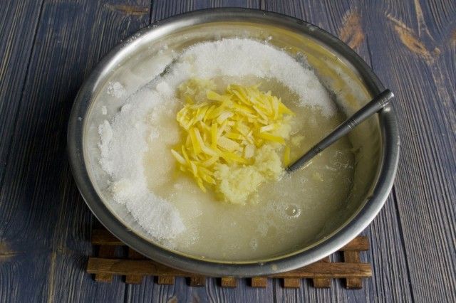 Змішуємо цукор, імбир і цедру лимона. Додаємо воду і розтоплюємо на плиті