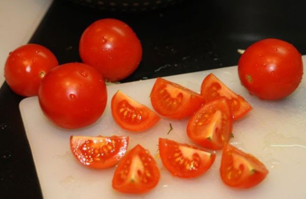 розрізати томати