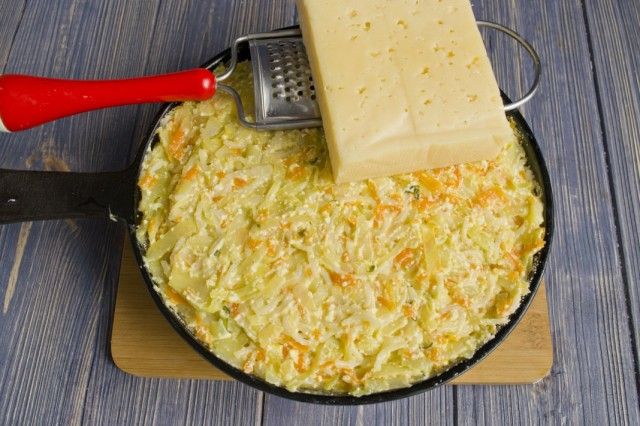Натираємо на дрібній тертці сир