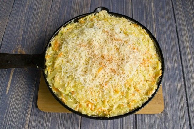 Розподіляємо натертий сир по тесту рівномірно, зверху присипаємо паприкою