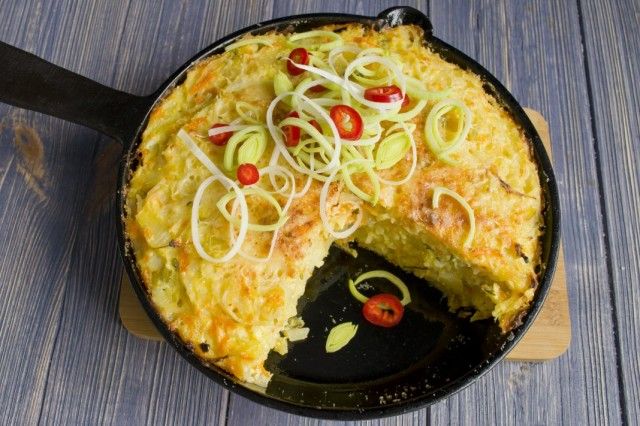 Запіканка з макаронів з сиром і капустою готова. Смачного!