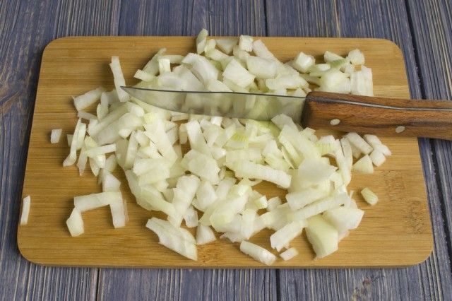 Обсмажуємо ріпчасту цибулю