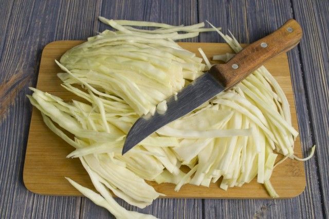 Шаткуємо і тушкуємо з овочами білокачанну капусту