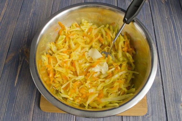 Змішуємо в мисці тушковані овочі і вершкове масло