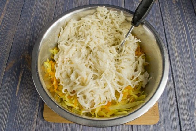 Додаємо до овочів відварені спагетті