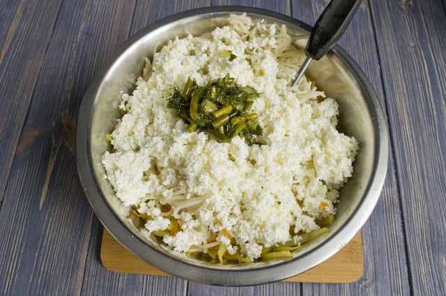 Додаємо в миску протертий сир і нарізану зелень