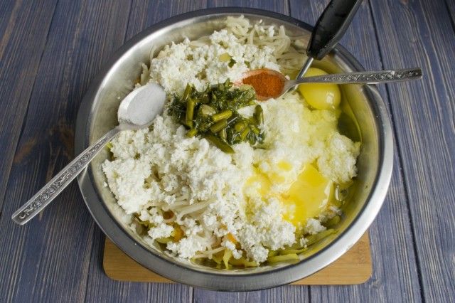 Додаємо паприку, солимо і добре перемішуємо