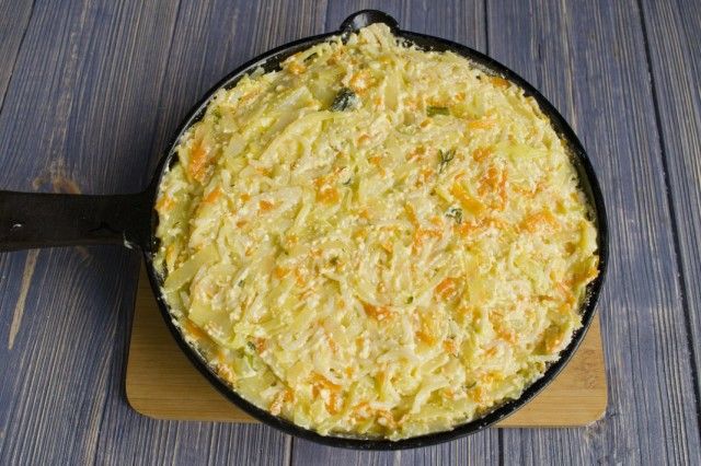 Викладаємо тісто для запіканки з макаронів з сиром і капустою в розігріту сковороду