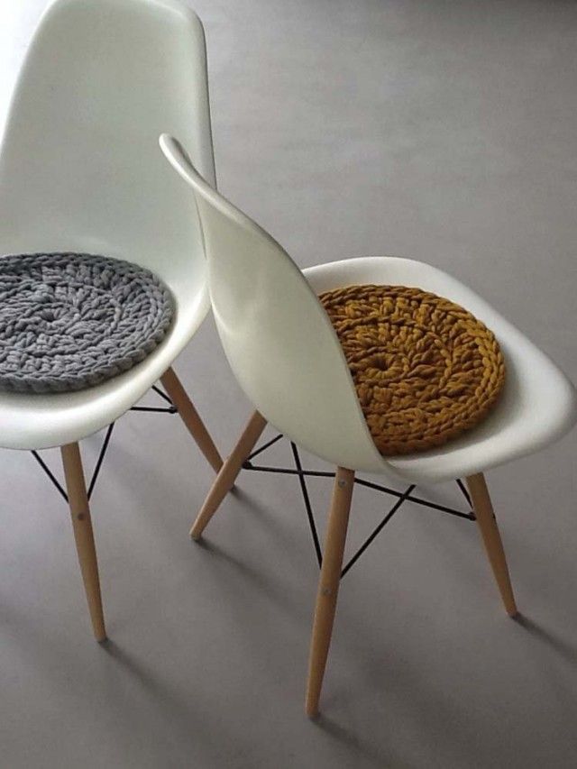 Плетені гачком подушки на стілець