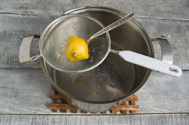 У миску вичавлюємо сік лимона