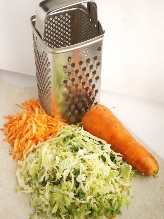 Нашінкуем капусту і натремо моркву