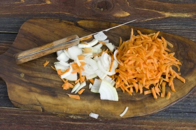 Ріжемо і пасеруємо цибулю і моркву