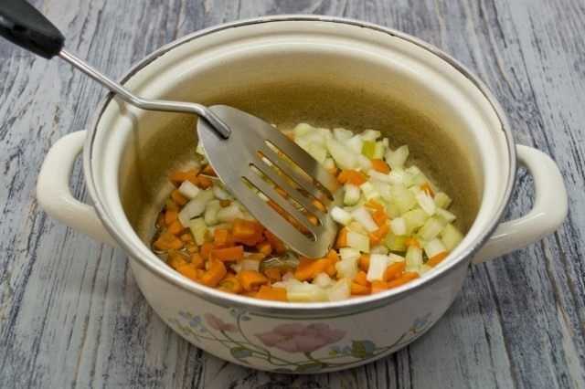 Готуємо класичну обжарку з овочів для курячого супу - з моркви, цибулі та селери