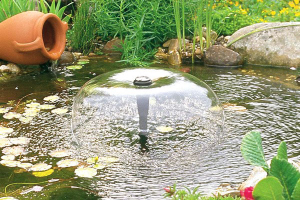 невеликий фонтан в саду