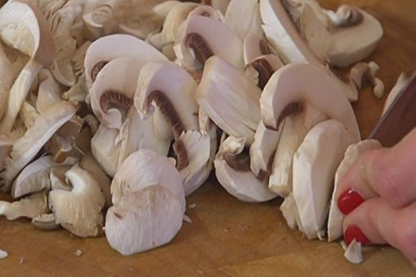 нарізати гриби пластинками