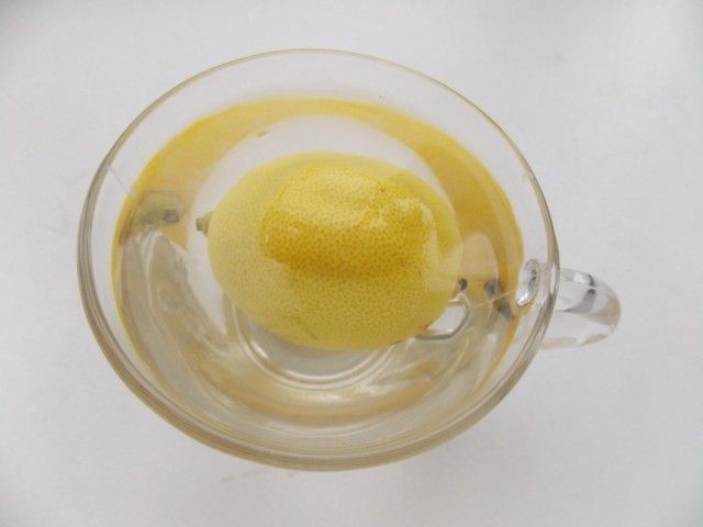 Заливаємо лимон окропом, що б прибрати гіркоту з цедри