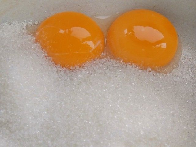 Збиваємо яєчний жовток з цукром