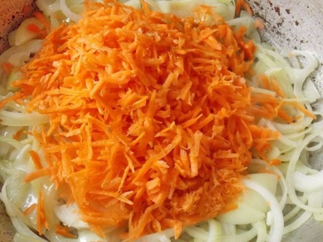 Пасеруємо цибулю до м'якості і додаємо терту моркву