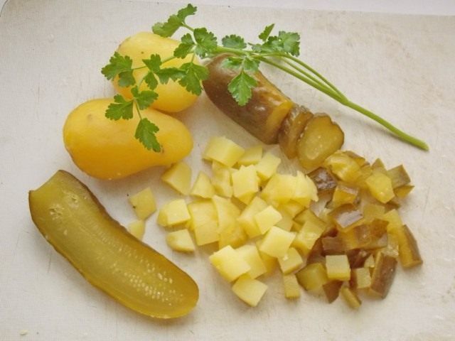Нарізаємо солоні огірки і відварену картоплю