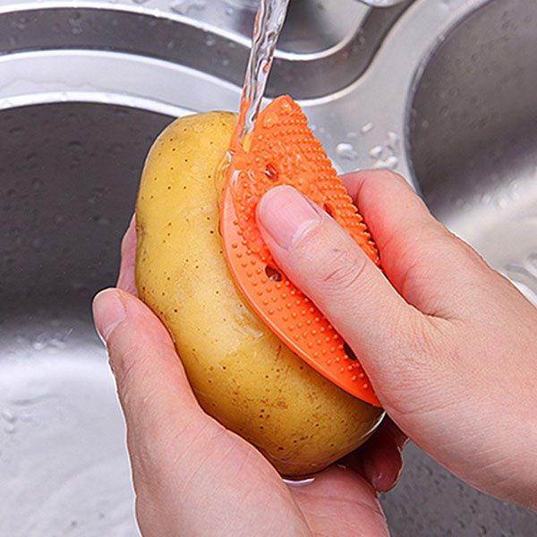 чистимо картопля щіткою