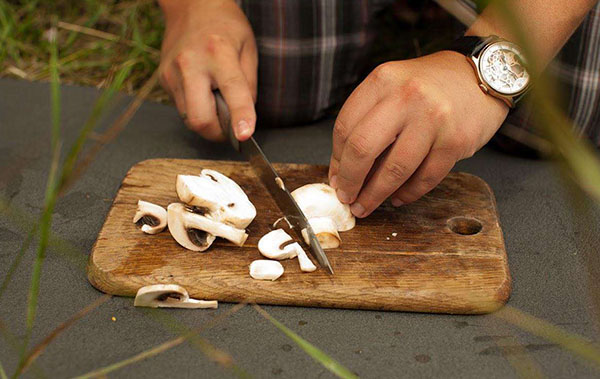 нарізати гриби пластинами