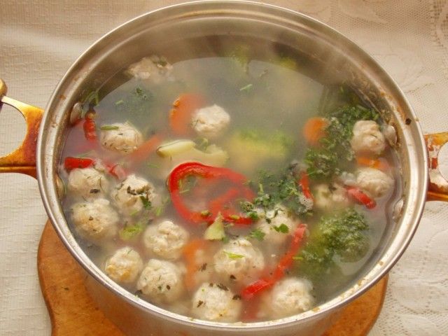 Солимо суп, додаємо зелень і при бажанні рослинне масло