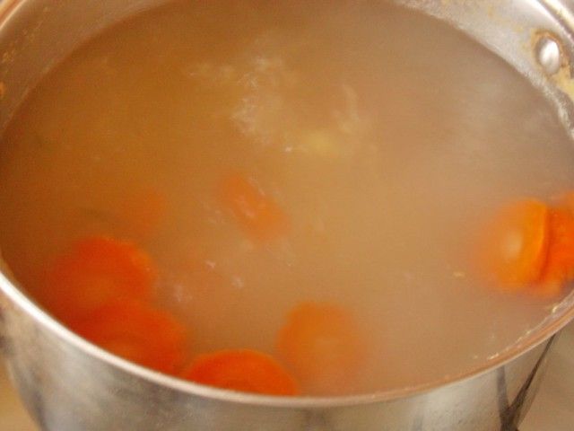 Викладаємо картоплю і моркву в киплячу воду