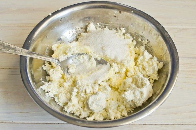 Розтираємо сир з цукром і маслом