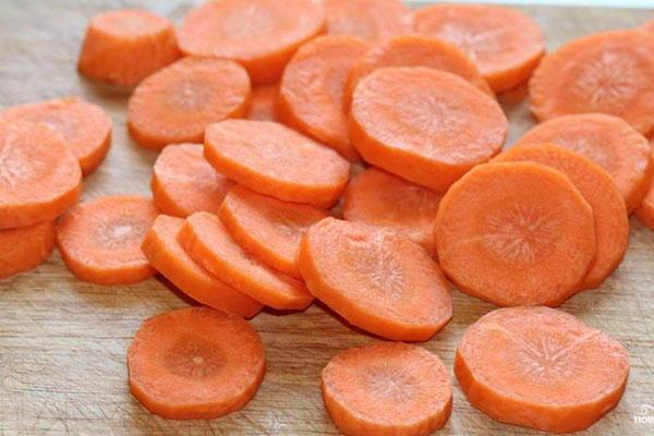 нарізати і згасити морква