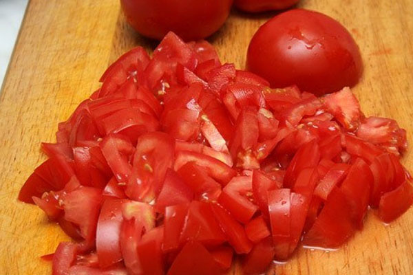 дрібно нарізати томати