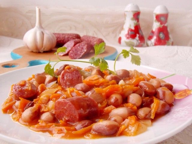 Тушкована квасоля з копченими ковбасками в томатному соусі