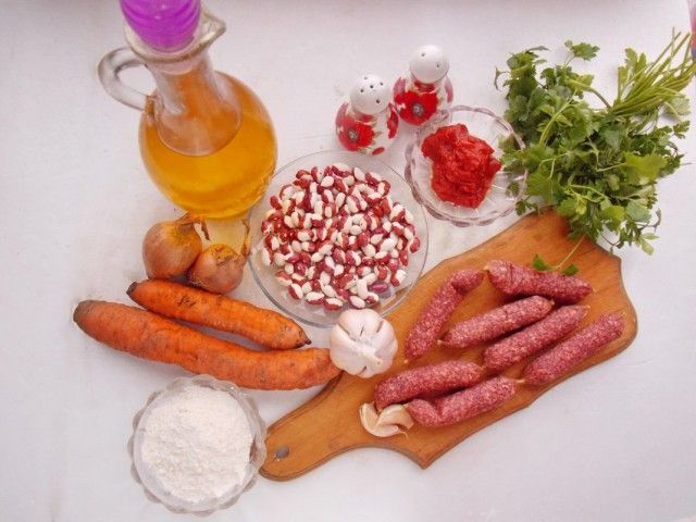 Інгредієнти для приготування тушкованою квасолі з копченими ковбасками в томатному соусі