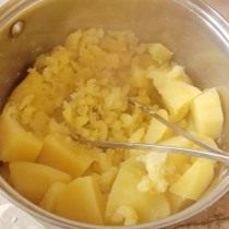 Розімніть картоплю в пюре