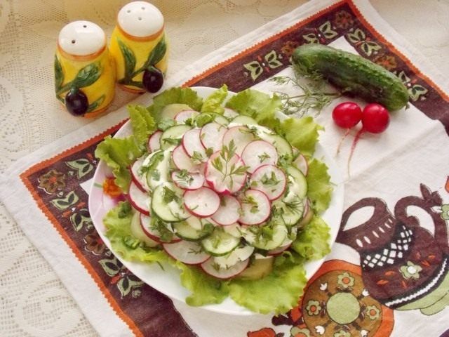 Весняний листковий салат