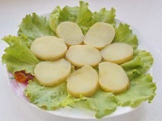 На листя салату викладаємо картопля