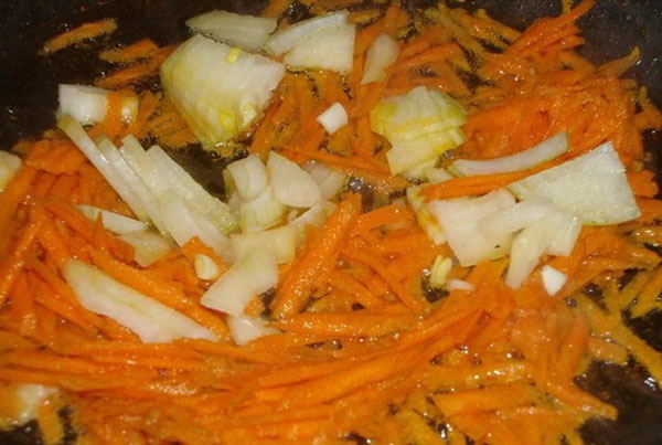 обсмажити цибулю з морквою