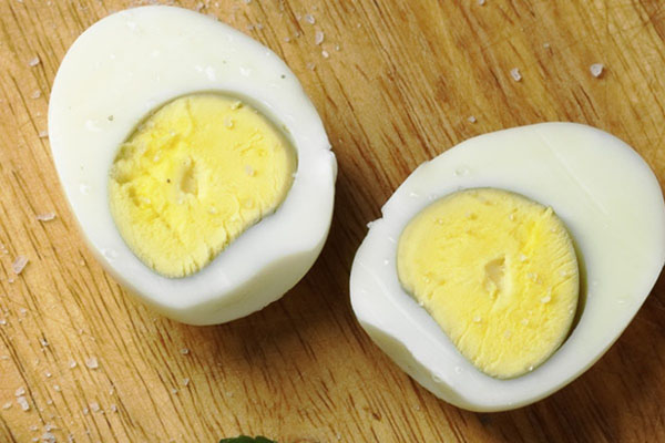 розрізати яйця на дві частини